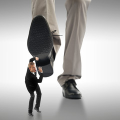 Homme d'affaire se faisant écraser par un géant
