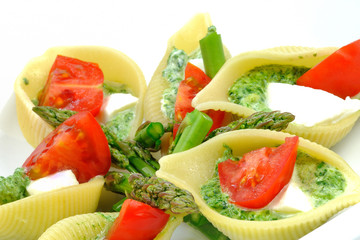 zapiekane muszle makaronowe ze szparagami i mozzarellą © Kamila Cyganek