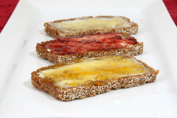 brotscheiben mit Fruchtaufstrichen