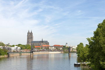 Obraz premium Die Hubbrücke und der Dom in Magdeburg