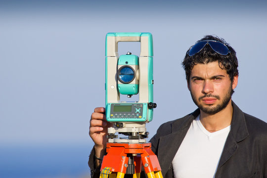 Ragazzo Geometra e Rilievi Topografici in campagna
