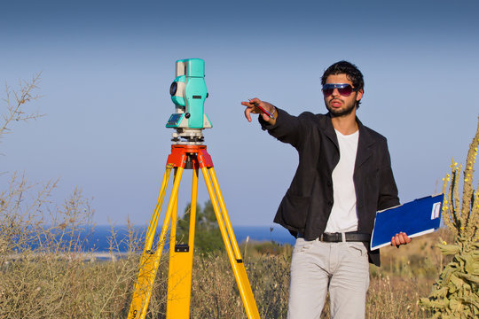 Ragazzo Geometra e Rilievi Topografici in campagna