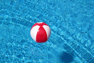Roter Ball im Pool