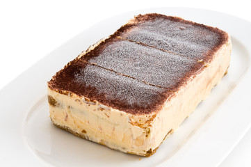 Tiramisu auf einer Kuchenplatte