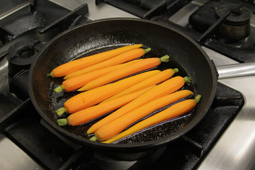 Karotten in Pfanne