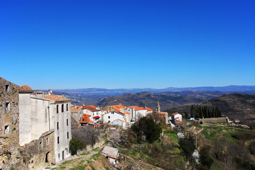 Fototapeta na wymiar Stare miasto na wzgórzu
