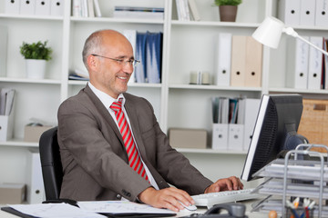 lächelnder kaufmann im büro