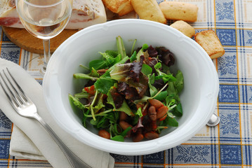 Ensalada con porotos tocino y achicoria