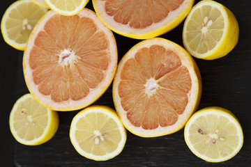 Fototapeta na wymiar Świeże cytryny i grejfruty