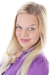 Junge blonde Frau lächelt in die Kamera
