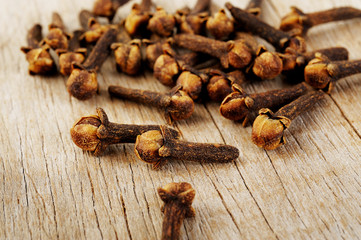 pile cloves on wood background