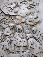 Fototapeta na wymiar Święta Rodzina, wyryte w kamieniu na pomniku
