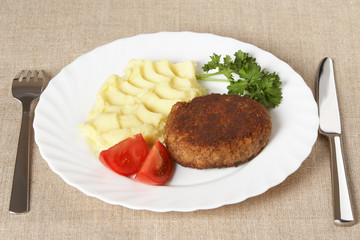 Cutlet with mashed potatoes and vegetables