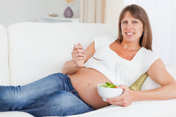 Obraz na płótnie Canvas Mother to be eating a salad