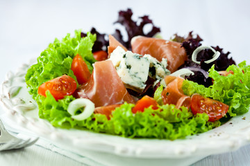 Salad with prosciutto crudo and blue cheese