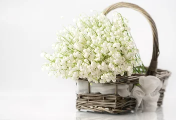 Photo sur Aluminium Muguet Basket with lilies of the valley