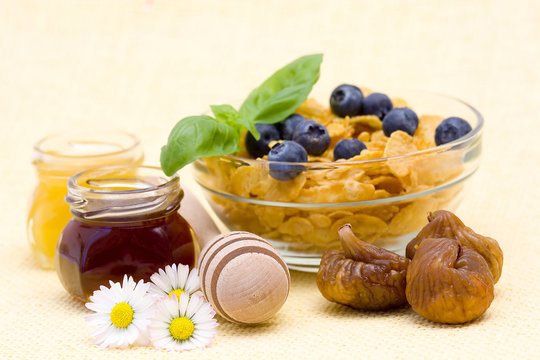 corn flakes with blueberry, honey and figs