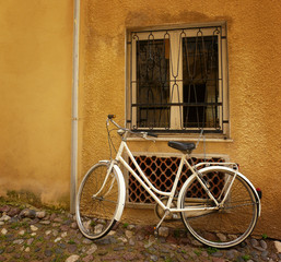 Fototapeta na wymiar Old bicycle against wall