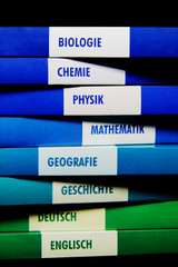 Schulbücher aufeinander gestapelt
