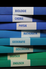 Farbige Schulbücher übereinander gestapelt