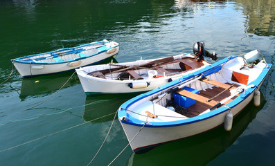 Barcos en el puerto de Viavélez en Asturias
