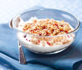 Crunchy muesli with yogurt