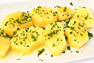 Patatas cocidas aliñadas con aceite de oliva y perejil