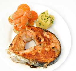 Salmon asado con patatas cocidas y zanahoria