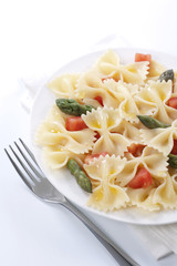 Farfalle, tomato and asparagus salad