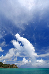 コバルトブルーの海と真っ白な雲