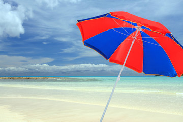 伊平屋島の美しい砂浜に立っているビーチパラソル