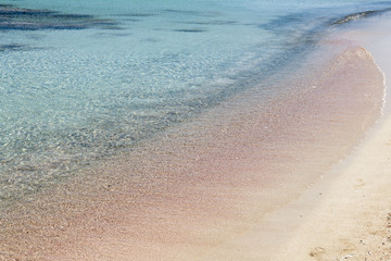 Rozeachtig zand en helder water van het strand van Elafonissi - Kreta