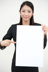 Naklejka premium a portrait of asian businesswoman with blank whiteboard