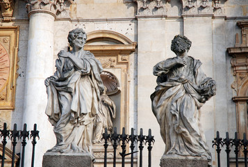 Zwei Heilige Statuen vor Jesuitenkirche Krakow