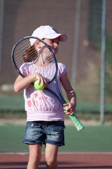 Jeune fille jouant au tennis