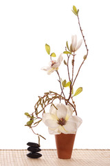 Fleur et petites pierres empilées