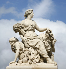 Fototapeta na wymiar Paris - posąg anioła z bramy pałacu wersalskiego