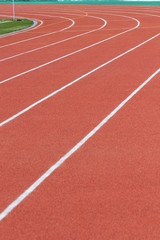 Беговая дорожка с разметкой на легкоатлетическом стадионе