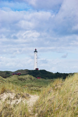 Fototapeta na wymiar Leuchtturm am Rande der Düne