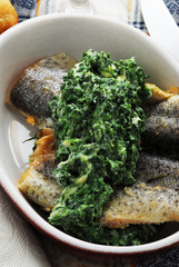Trucha ahumada con espinacas y ricotta