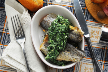 Trucha ahumada con espinacas y ricotta