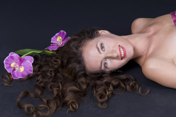 Naklejka premium Beautiful girl with long wavy hair on the floor