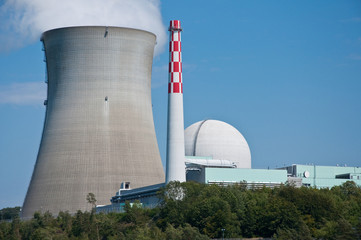 Atomreaktor mit Kühlturm und Schornstein