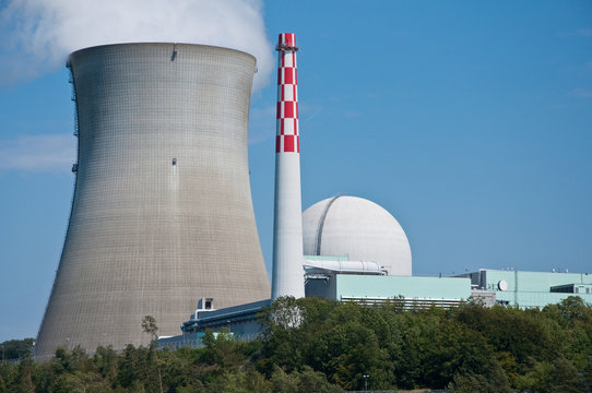 Atomreaktor mit K&uuml;hlturm und Schornstein