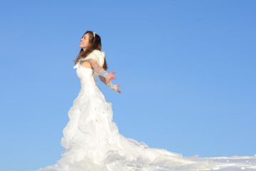 Fototapeta na wymiar woman in wedding dress