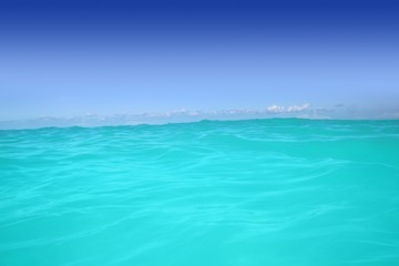 Fototapeta na wymiar caribbean wave turquoise water horizon line and blue sky