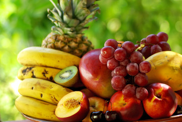 Fototapeta na wymiar Sezonowe zróżnicowane kosz owoców tropikalnych