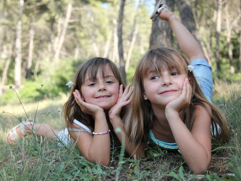 Deux starlettes jouant dans la forêt (été 6-7 ans)
