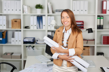 lächelnde architektin im büro