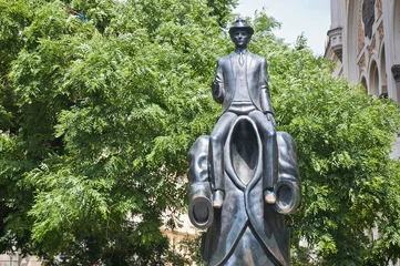 Draagtas Franz Kafka statue © Anibal Trejo